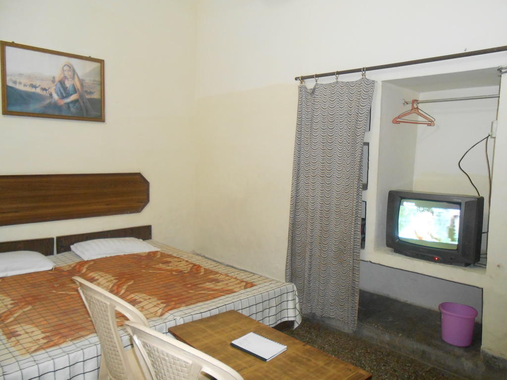 ماثورا Gaurav Guest House الغرفة الصورة