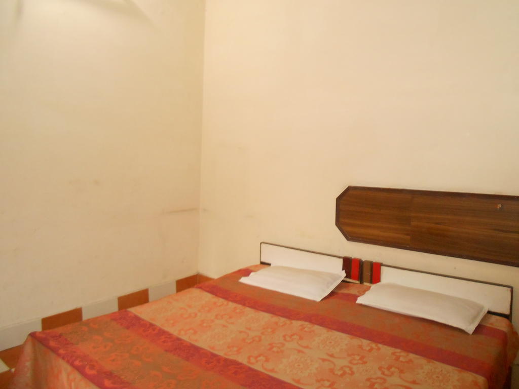 ماثورا Gaurav Guest House الغرفة الصورة
